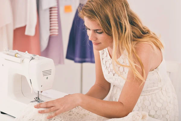 Jovem mulher fazendo um vestido — Fotografia de Stock