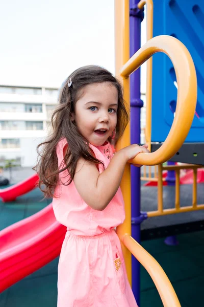 Petite fille à aire de jeux — Photo