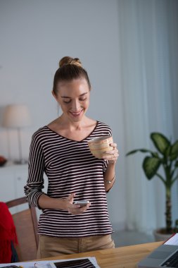 Kadın kısa mesaj okuyor