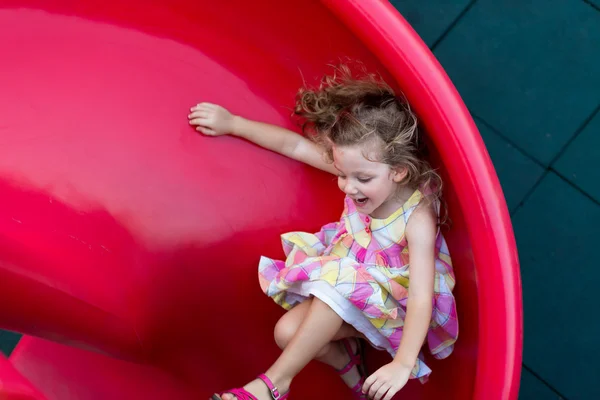 Niña deslizándose — Foto de Stock