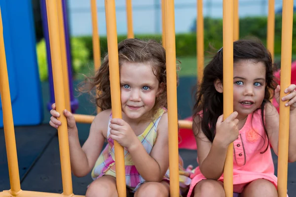 Małe siostry na placu zabaw — Zdjęcie stockowe