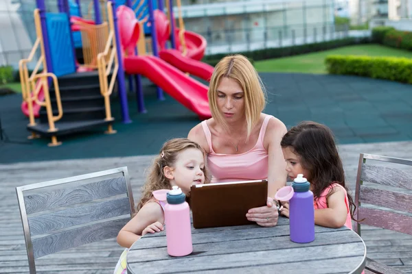 Moeder en haar dochters met behulp van Tablet PC — Stockfoto