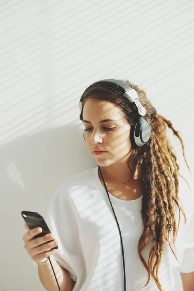 Fille écoutant la musique — Photo