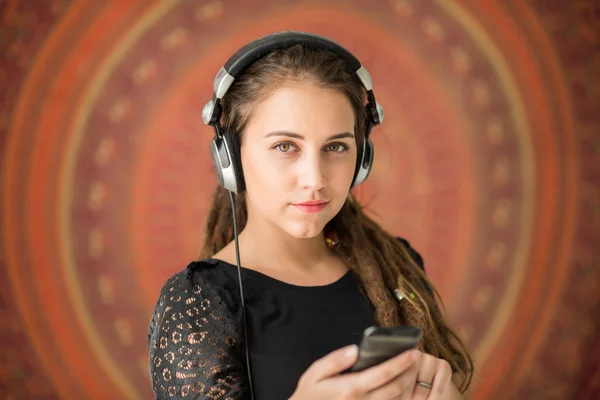 Girl enjoying music — Stock Photo, Image