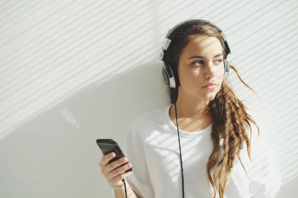 Teenager-Mädchen mit Kopfhörern — Stockfoto