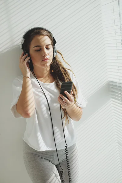 Menina adolescente em fones de ouvido — Fotografia de Stock