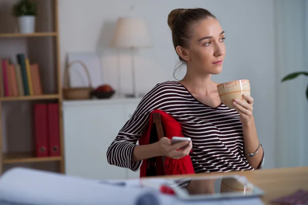 Woman with a cup of tea — Stock Photo, Image