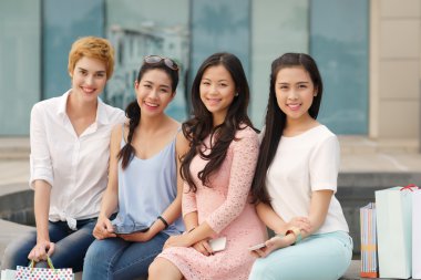 gülümseyen kadın arkadaşlar