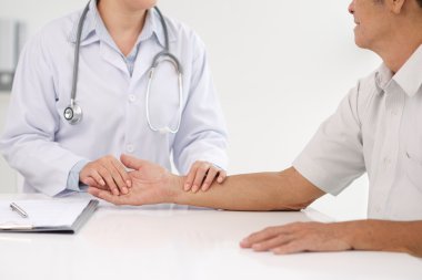 Doktor hastasını darbe alarak