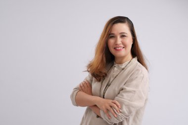 Kameraya bakan kadın.