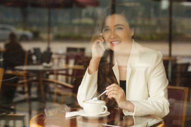 İş kadını kafede