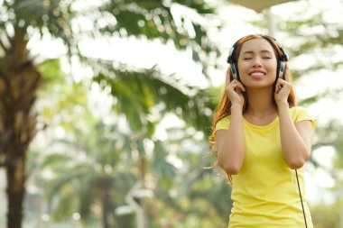 kız müzik keyfi kulaklık