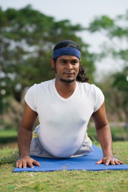 Çantayı hollowing adam