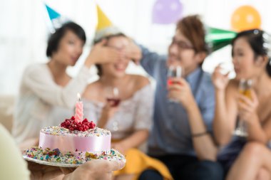 Arkadaşlarına bir kek getiren adam