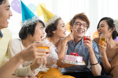 Arkadaşlar kek ile eğleniyor