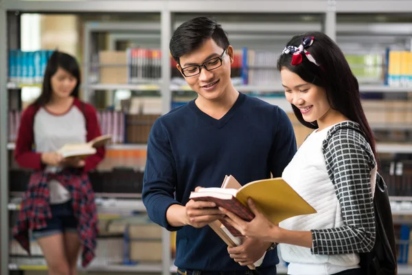 Estudiantes estudiando en la biblioteca — Foto de Stock