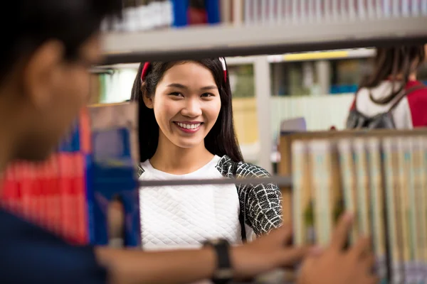 女大学生在图书馆 — 图库照片