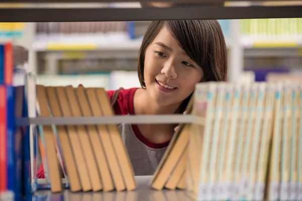 Junges Mädchen auf der Suche nach Buch — Stockfoto