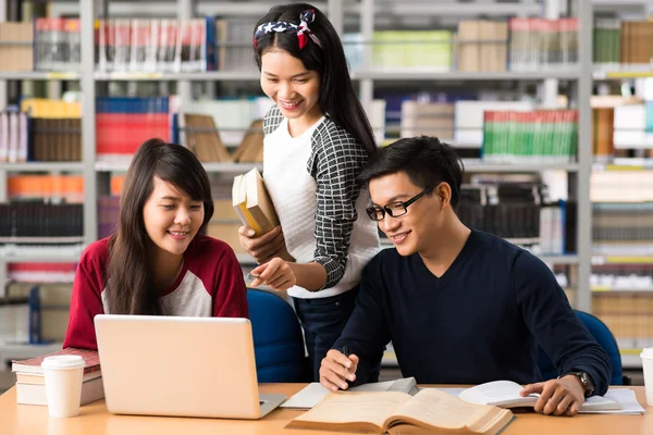 在图书馆学习的学生 — 图库照片