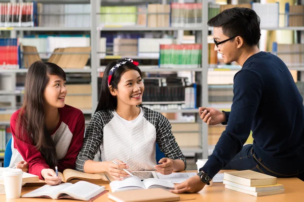 亚洲大学生在图书馆 — 图库照片