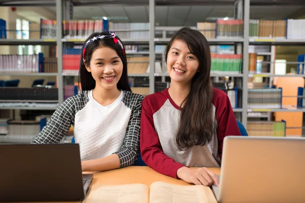 Estudiantes que trabajan en ordenadores portátiles — Foto de Stock