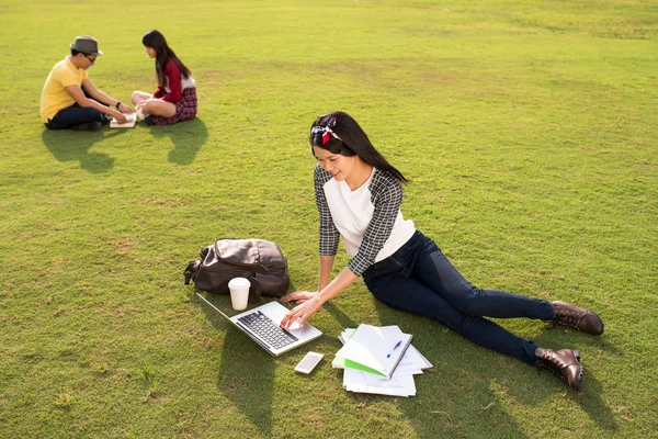 Estudiante haciendo tareas al aire libre — Foto de Stock