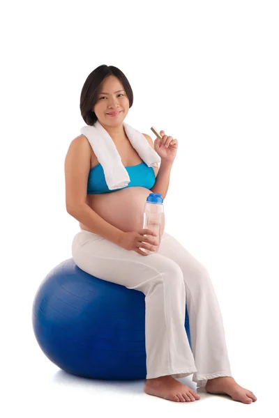 Těhotná žena na gymnastický míč — Stock fotografie