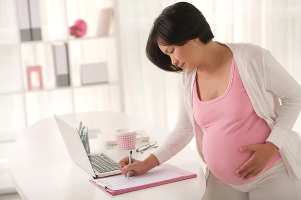 Gravid kvinna planerar sin dag — Stockfoto