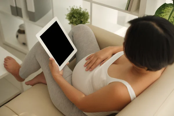 孕妇在平板电脑上观看 — 图库照片