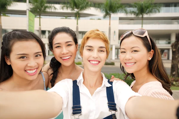 Vänner med selfie — Stockfoto