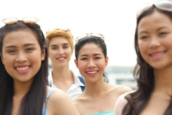 Gruppo di giovani donne — Foto Stock