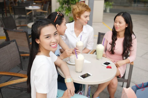 Vackra flickor på ett kafé — Stockfoto