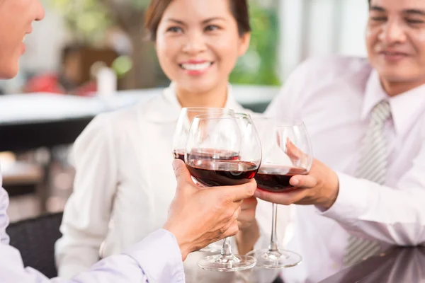 Equipe de negócios asiática celebrando o sucesso — Fotografia de Stock