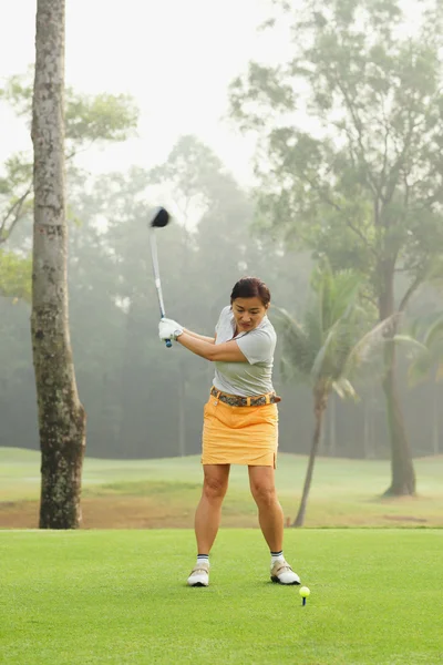 Mujer jugando al golf — Foto de Stock