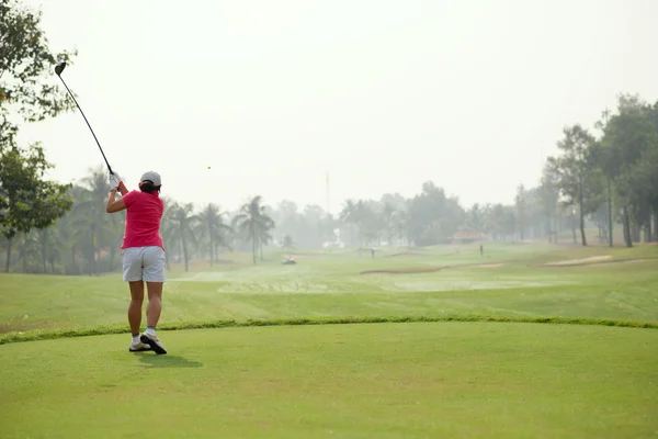 Žena hrát golf — Stock fotografie