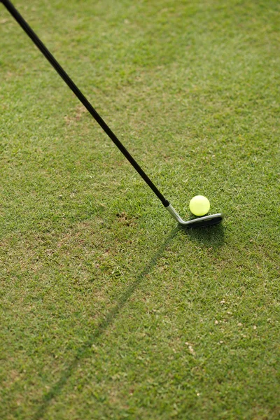 Bola de golfe e clube — Fotografia de Stock