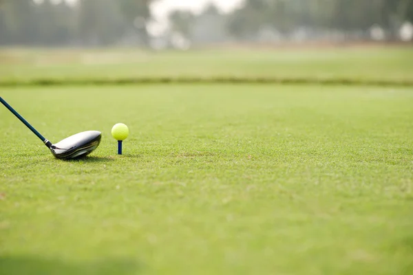 Club de golf et balle — Photo