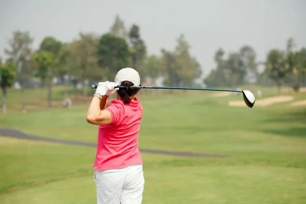 Woman playing golf — Stock Photo, Image