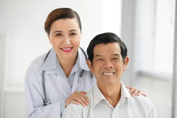 Dottore e il suo paziente in pensione — Foto Stock