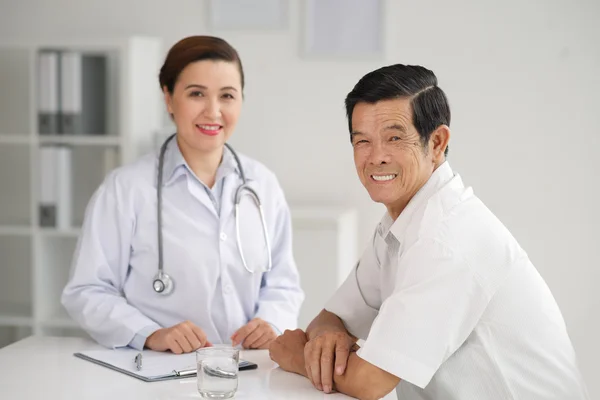 Médico y paciente sénior — Foto de Stock