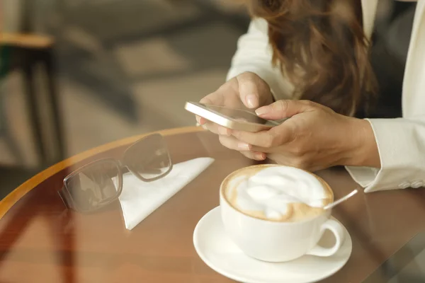 Signora sms nel caffè — Foto Stock