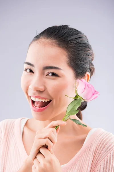 Mädchen mit rosa Rose Blume — Stockfoto