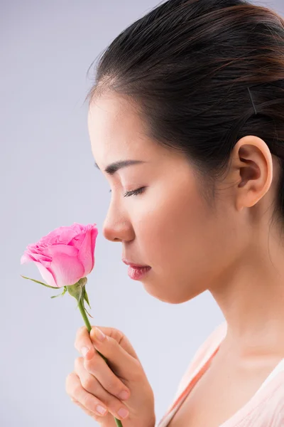 핑크 장미 꽃과 소녀 — 스톡 사진