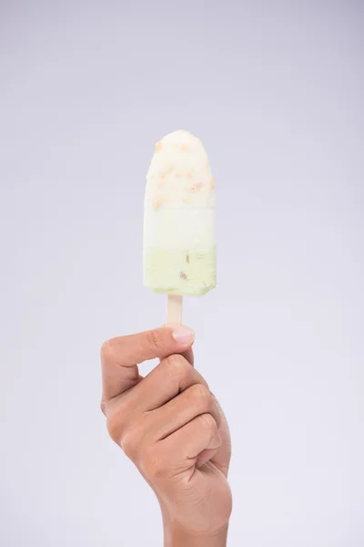 Hand mit Eis — Stockfoto