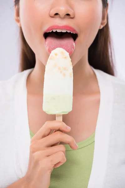 Женщина ест мороженое — стоковое фото