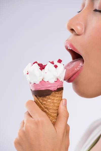 아이스크림을 즐기는 여자 — 스톡 사진
