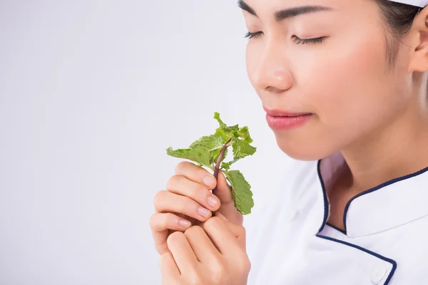 Smelling mint leaves — Stock Photo, Image