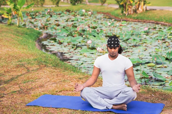 Genç adam meditasyon yapıyor. — Stok fotoğraf