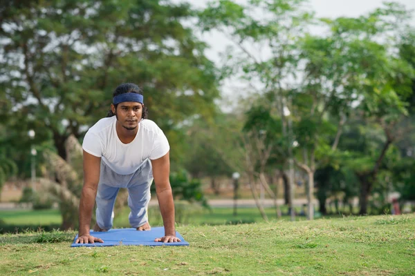 Man doet push-ups — Stockfoto