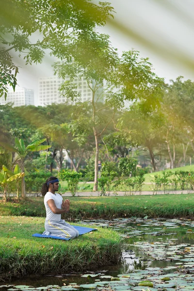Man meditating in city park — Stock Photo, Image